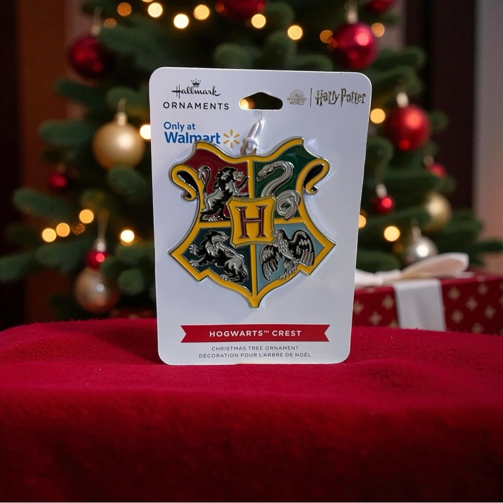 NWT Hallmark Harry Potter Hogwarts Crest Ornament Exclusive Christmas Decor - Picture 1 of 8